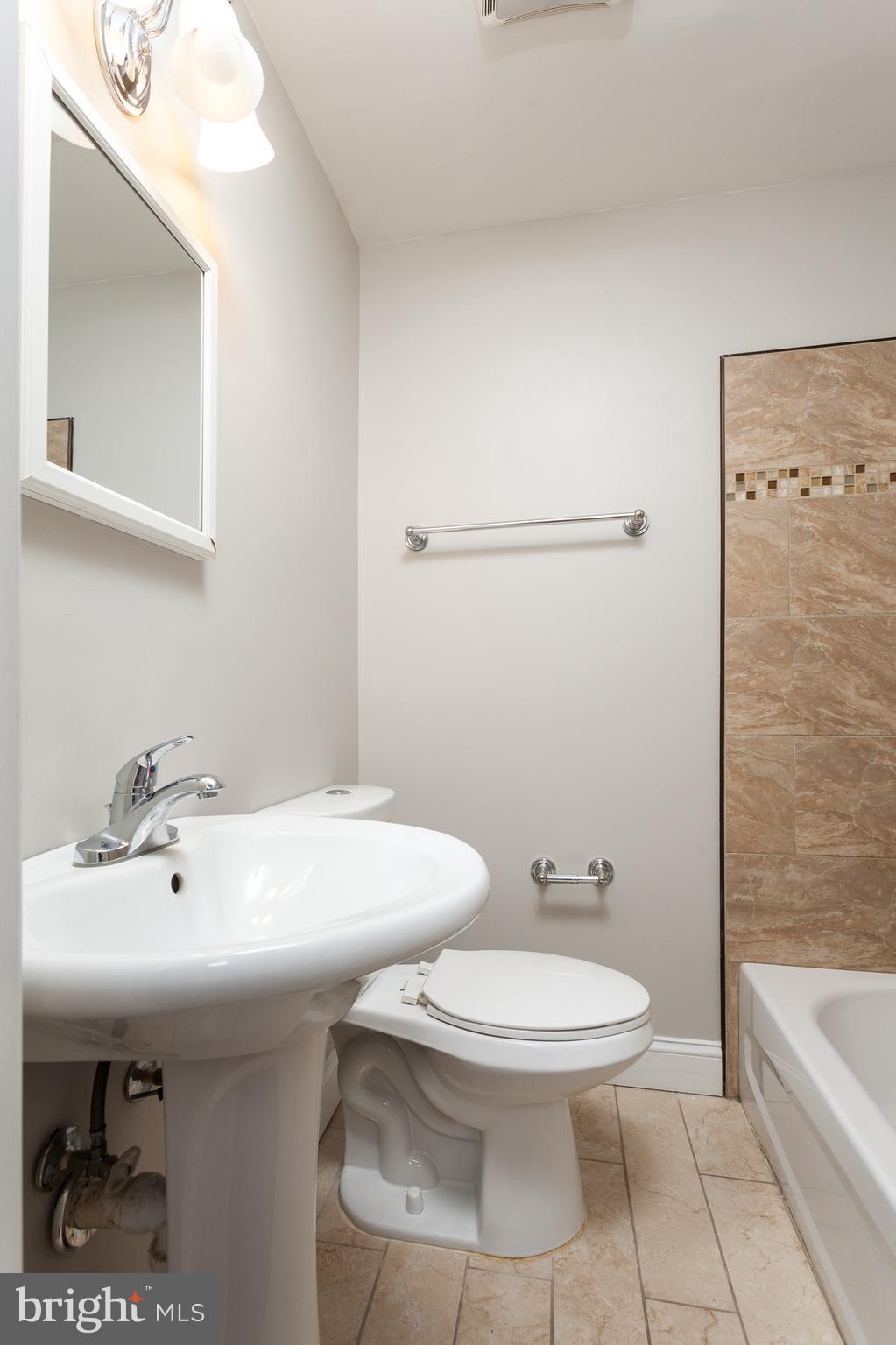721 South Woodington Road Baltimore, MD 21229 - Photo 20 of 33 Upper Level Main Bath