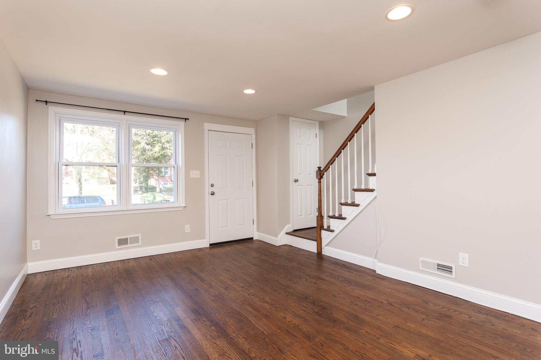 721 South Woodington Road Baltimore, MD 21229 - Photo 4 of 33 Living Room