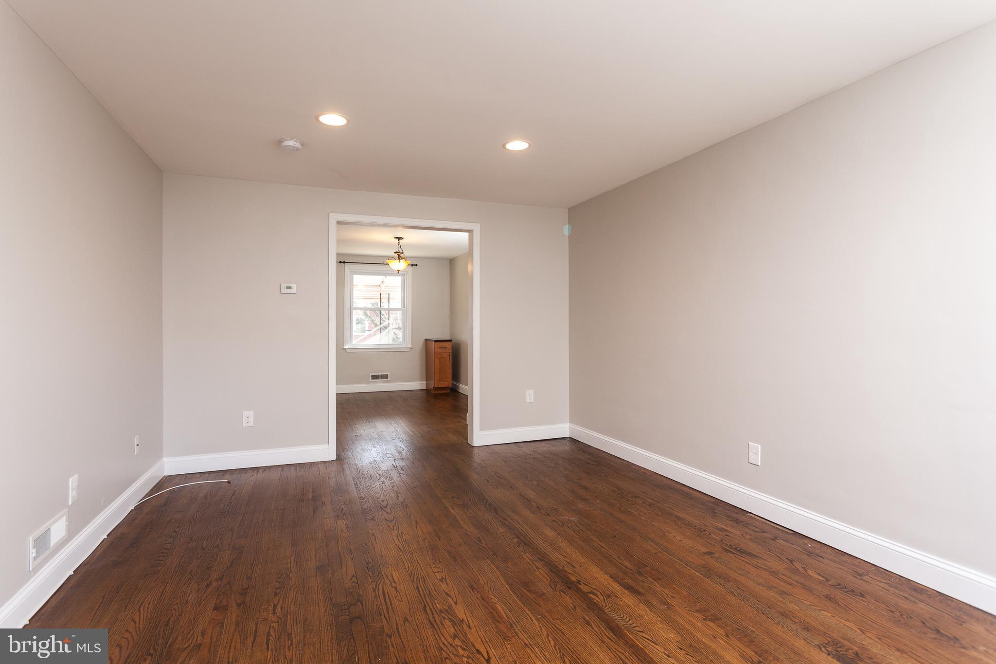 721 South Woodington Road Baltimore, MD 21229 - Photo 5 of 33 Living Room
