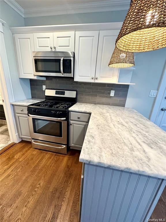 47 South Middletown Road, Unit 3 Pearl River, NY 10965 - Photo 4 of 10 a kitchen with a stove and a microwave