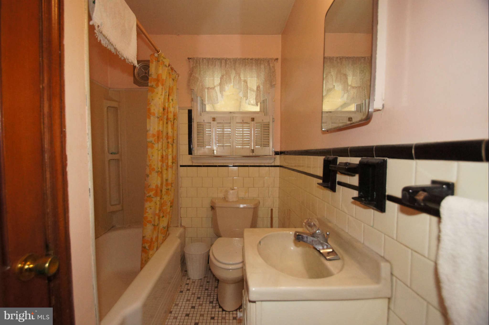 1227 Landover Road Baltimore, MD 21237 - Photo 8 of 24 Bath