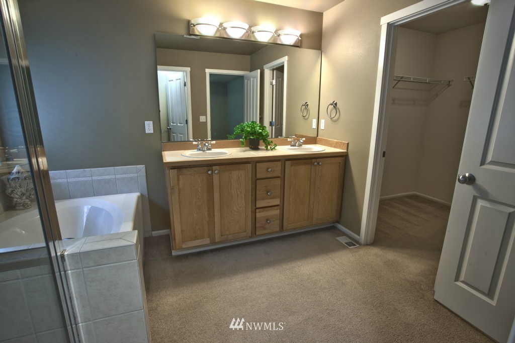 28107 Maple Ridge Way Southeast Maple Valley, WA 98038 - Photo 12 of 17