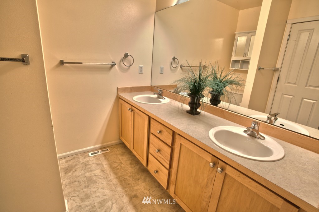 28107 Maple Ridge Way Southeast Maple Valley, WA 98038 - Photo 14 of 17