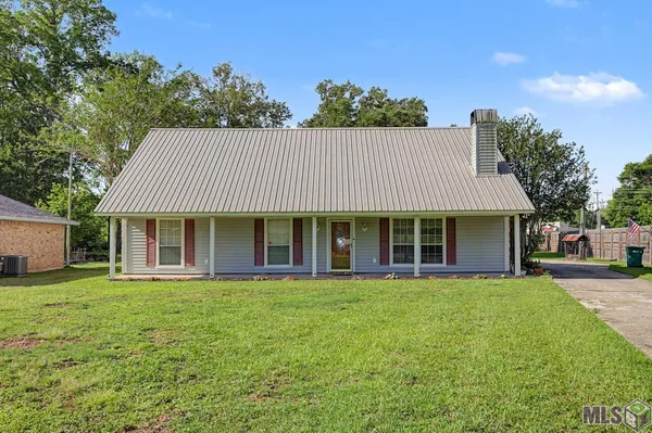 $299,900 | 35183 Live Oak Circle, Denham Springs, LA 70706