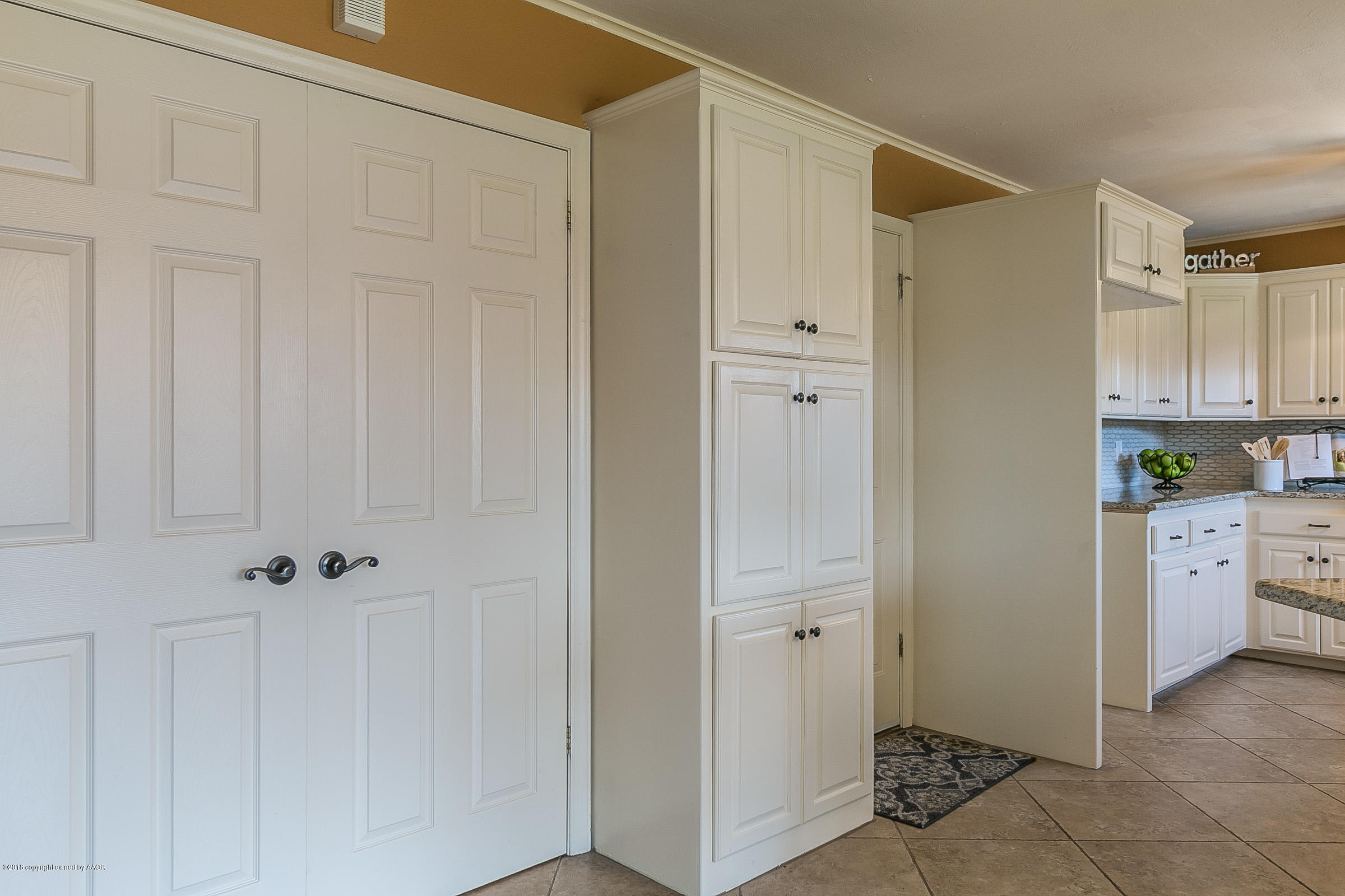6201 Hanson Road Amarillo, TX 79106 - Photo 14 of 28 014_Kitchen and Utility Closet