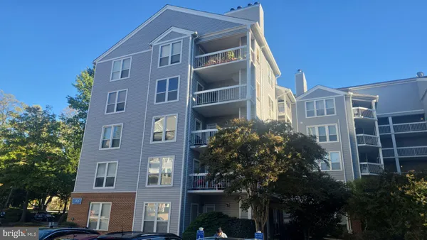 $2,050 | 3175 Summit Square Drive, Unit 5E11, Oakton, VA 22124