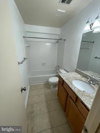 $2,050 | 3175 Summit Square Drive, Unit 5E11, Oakton, VA 22124