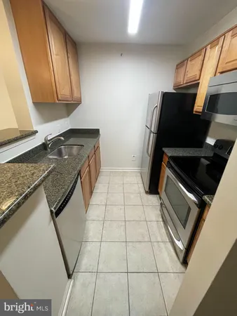 $2,050 | 3175 Summit Square Drive, Unit 5E11, Oakton, VA 22124