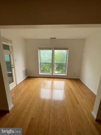 $2,050 | 3175 Summit Square Drive, Unit 5E11, Oakton, VA 22124