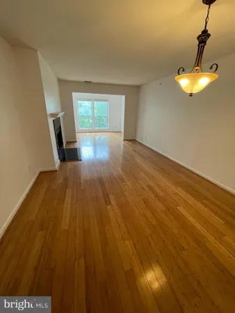 $2,050 | 3175 Summit Square Drive, Unit 5E11, Oakton, VA 22124