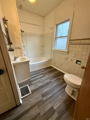 $79,900 | 2004 South High Street, Muncie, IN 47302