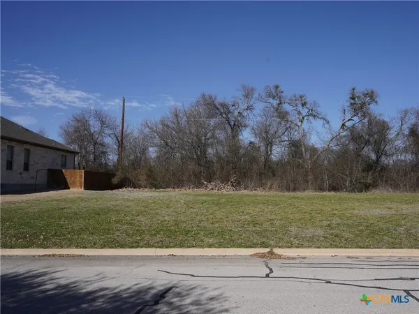 a view of a yard with a house