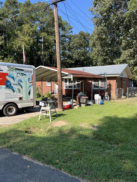 25 Wynnie Road Rome, GA 30165 - Photo 2 of 10 a view of a patio with table and chairs under an umbrella