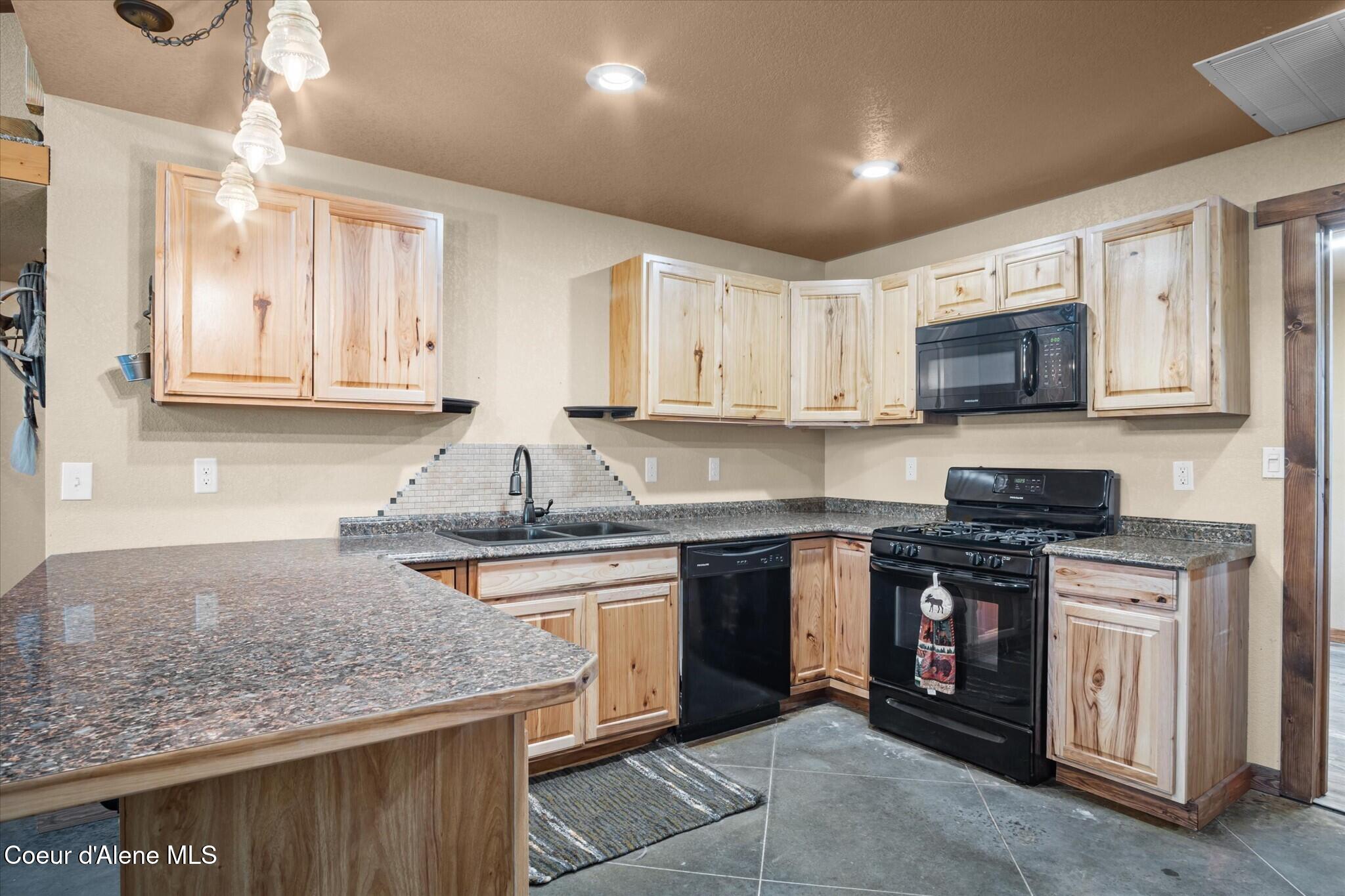 153 Ocean Front Place Naples, ID 83847 - Photo 46 of 67 077-JAL00745
