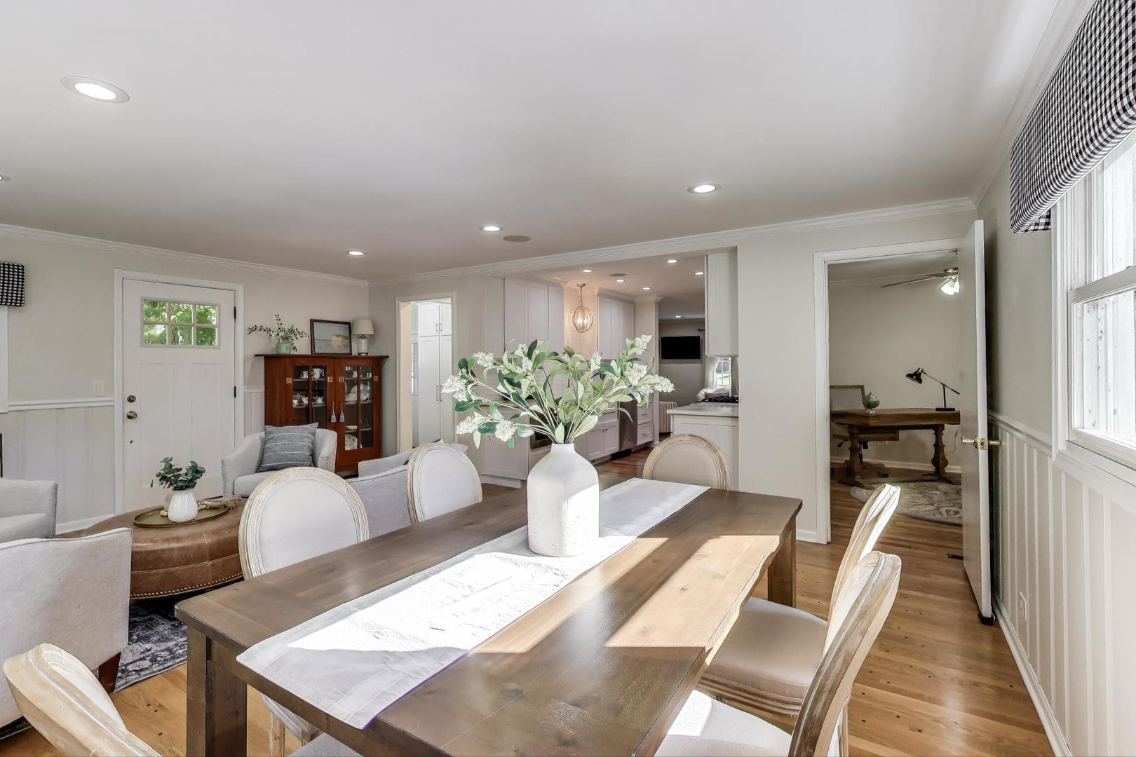 924 Lyford Lane Wheaton, IL 60189 - Photo 15 of 43 a living room with furniture and a table