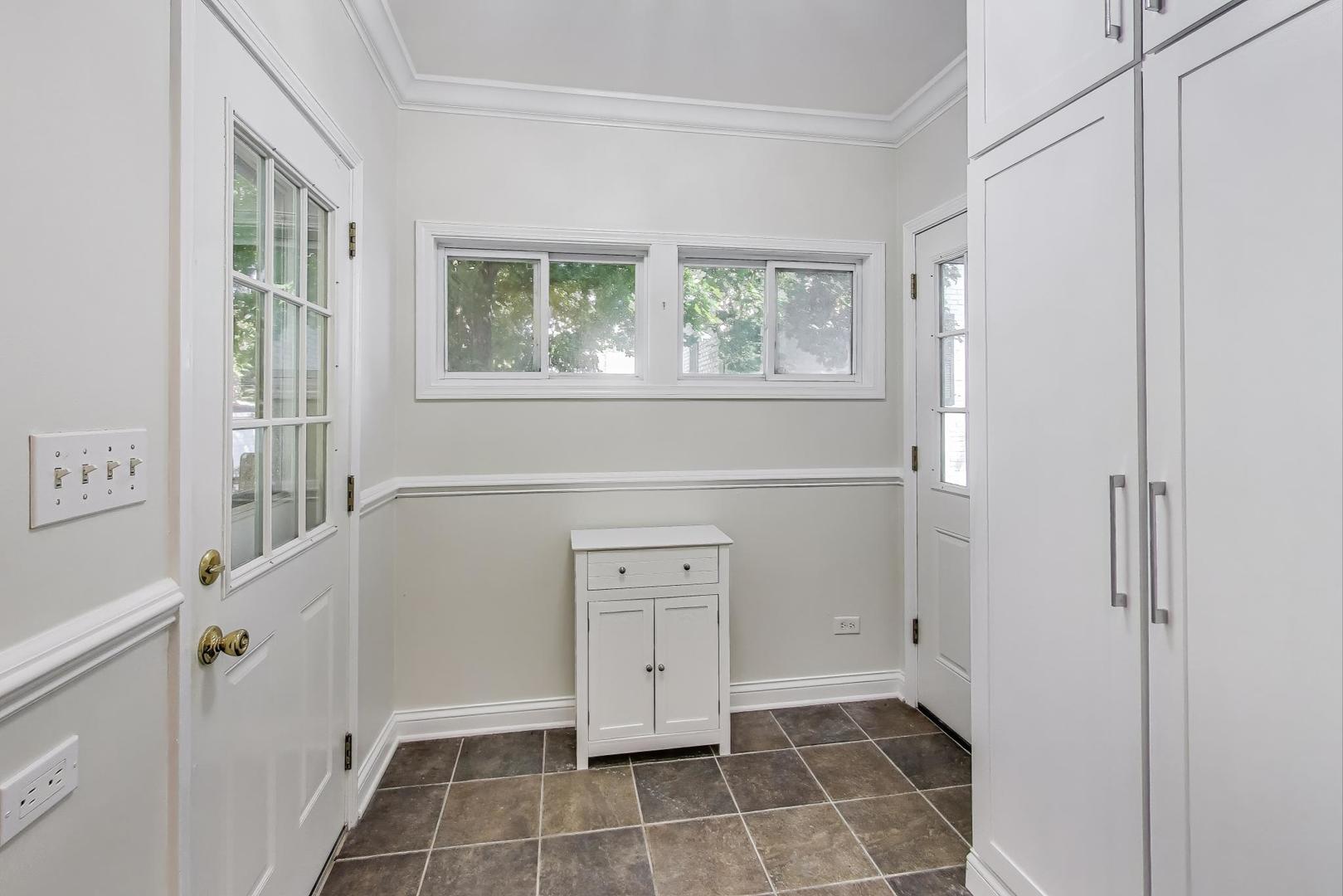 924 Lyford Lane Wheaton, IL 60189 - Photo 24 of 43 a bathroom with a bathtub and a window