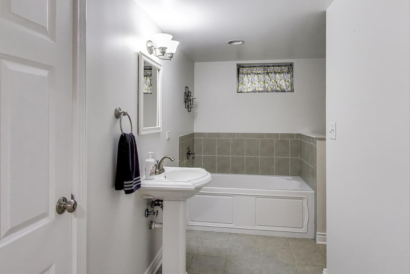 924 Lyford Lane Wheaton, IL 60189 - Photo 29 of 43 a bathroom with a sink and toilet