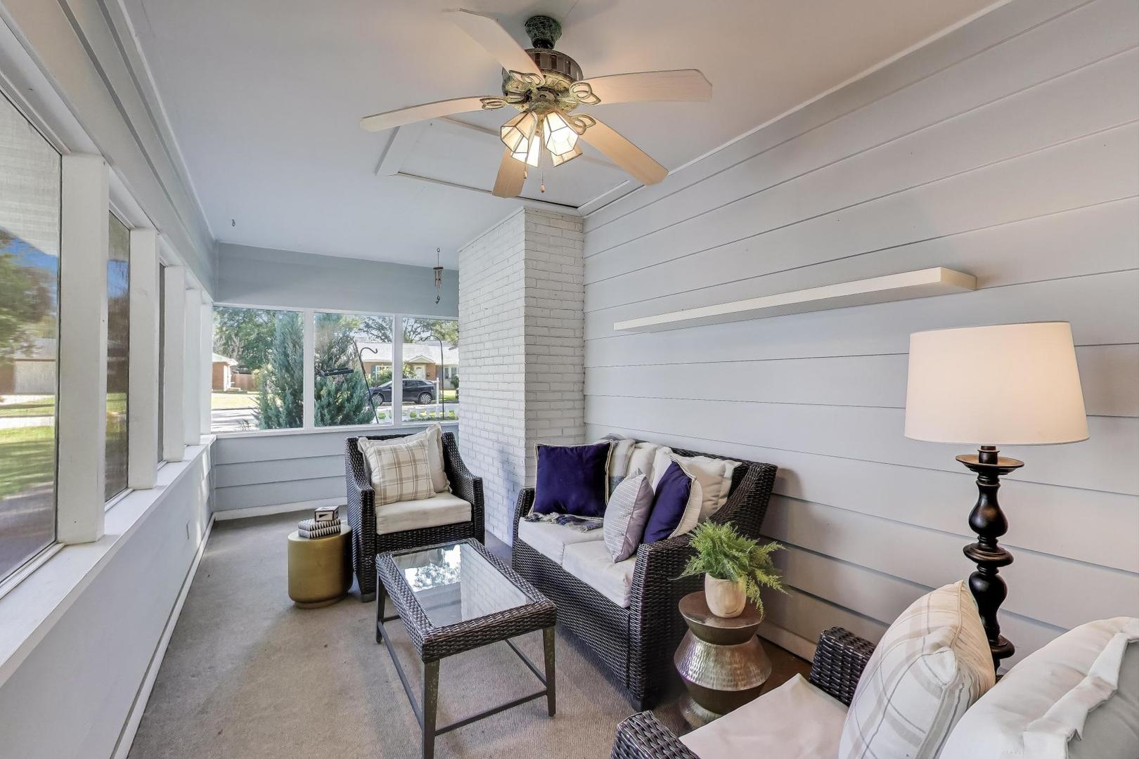 924 Lyford Lane Wheaton, IL 60189 - Photo 33 of 43 a living room with furniture and a lamp