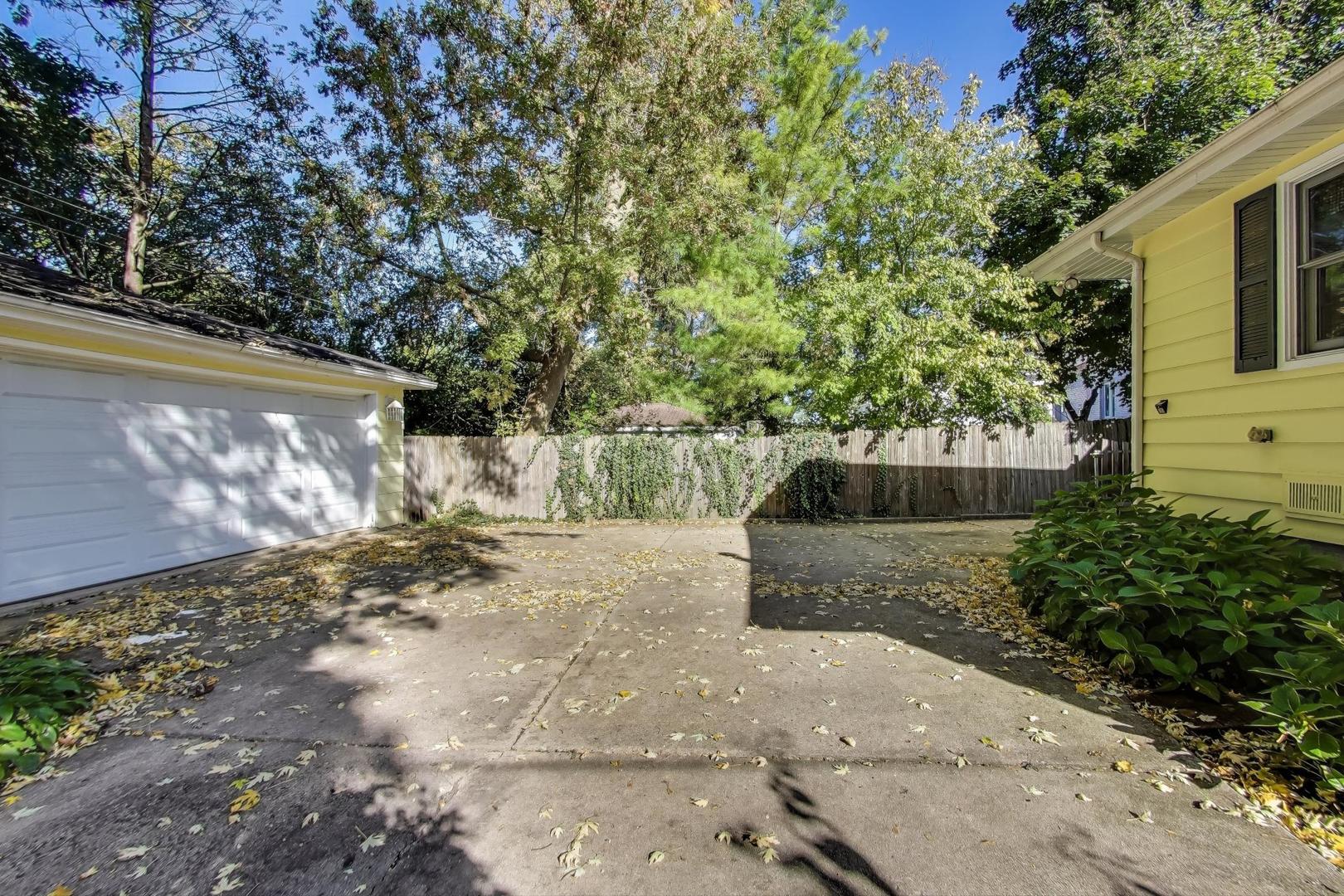 924 Lyford Lane Wheaton, IL 60189 - Photo 38 of 43 a view of a backyard with plants and trees