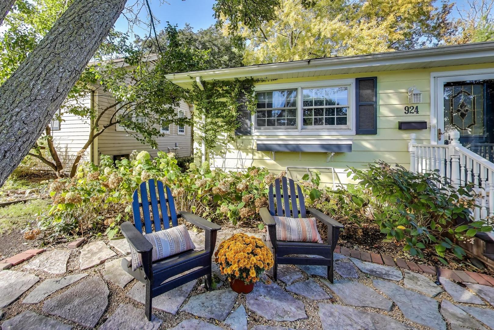 924 Lyford Lane Wheaton, IL 60189 - Photo 5 of 43 a view of a chair and tables front of the house