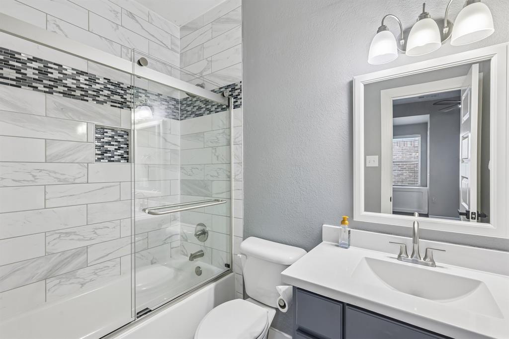 1805 Huntsman Way Forney, TX 75126 - Photo 16 of 34 Full bathroom with a tub/shower combination, featuring white subway tile with a decorative mosaic accent band and a recessed niche