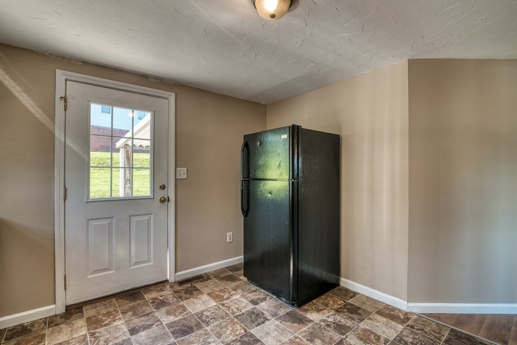 800 Colonial Road Southwest Abingdon, VA 24210 - Photo 3 of 26 Gallery Image 3