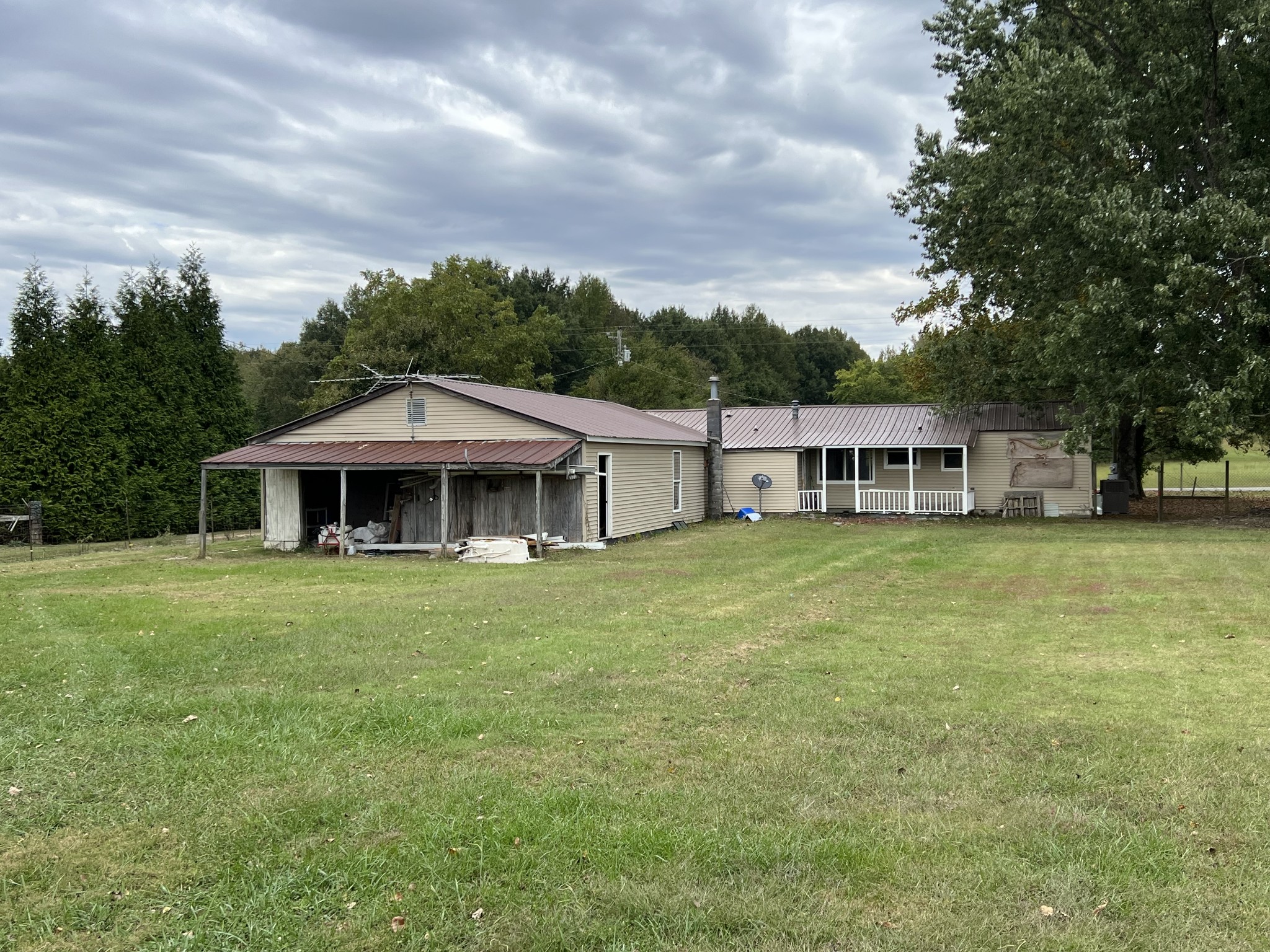 3554 Asbury Road Manchester, TN 37355 - Photo 3 of 23 a front view of a house with a garden