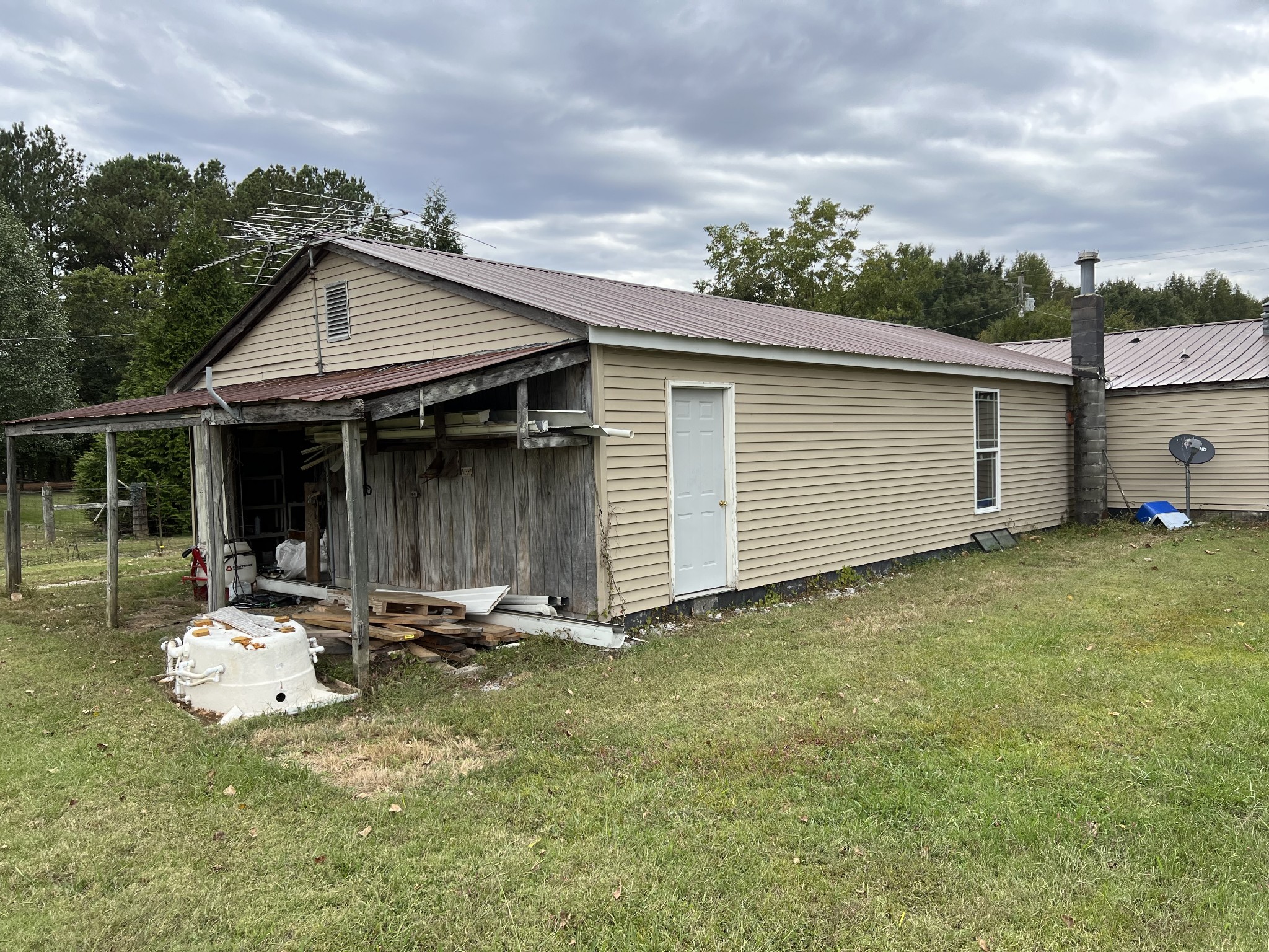 3554 Asbury Road Manchester, TN 37355 - Photo 5 of 23 a backyard of a house with table and chairs