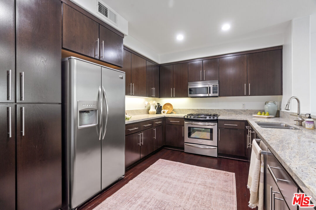 10878 Bloomfield Street, Unit 210 Toluca Lake, CA 91602 - Photo 11 of 52