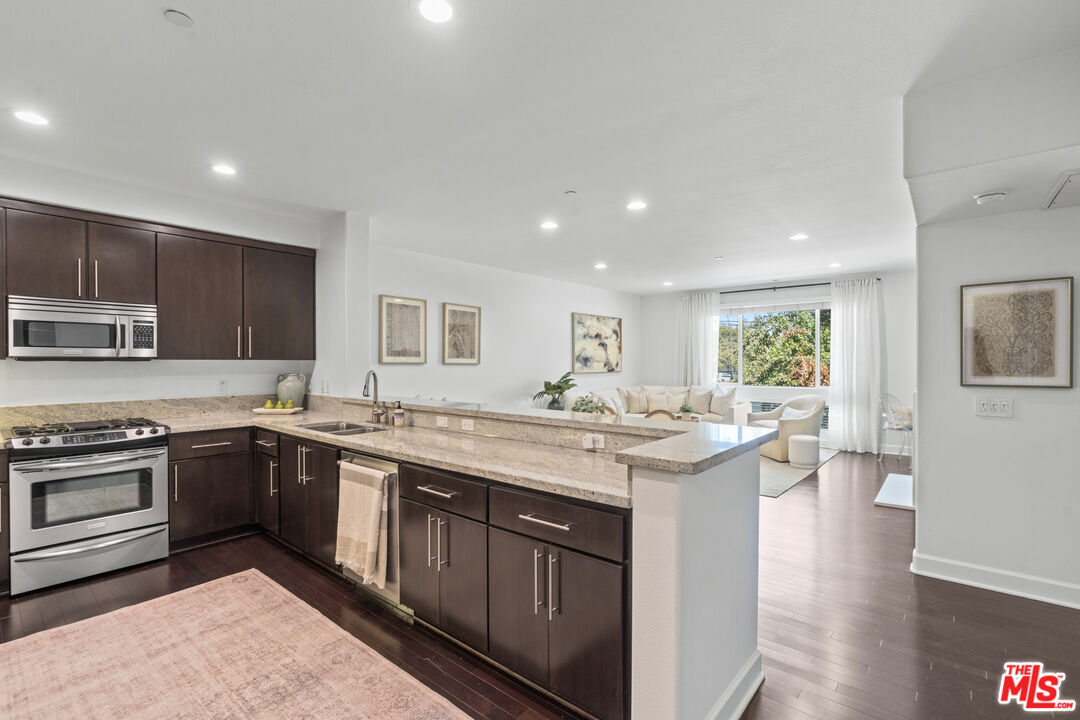 10878 Bloomfield Street, Unit 210 Toluca Lake, CA 91602 - Photo 13 of 52