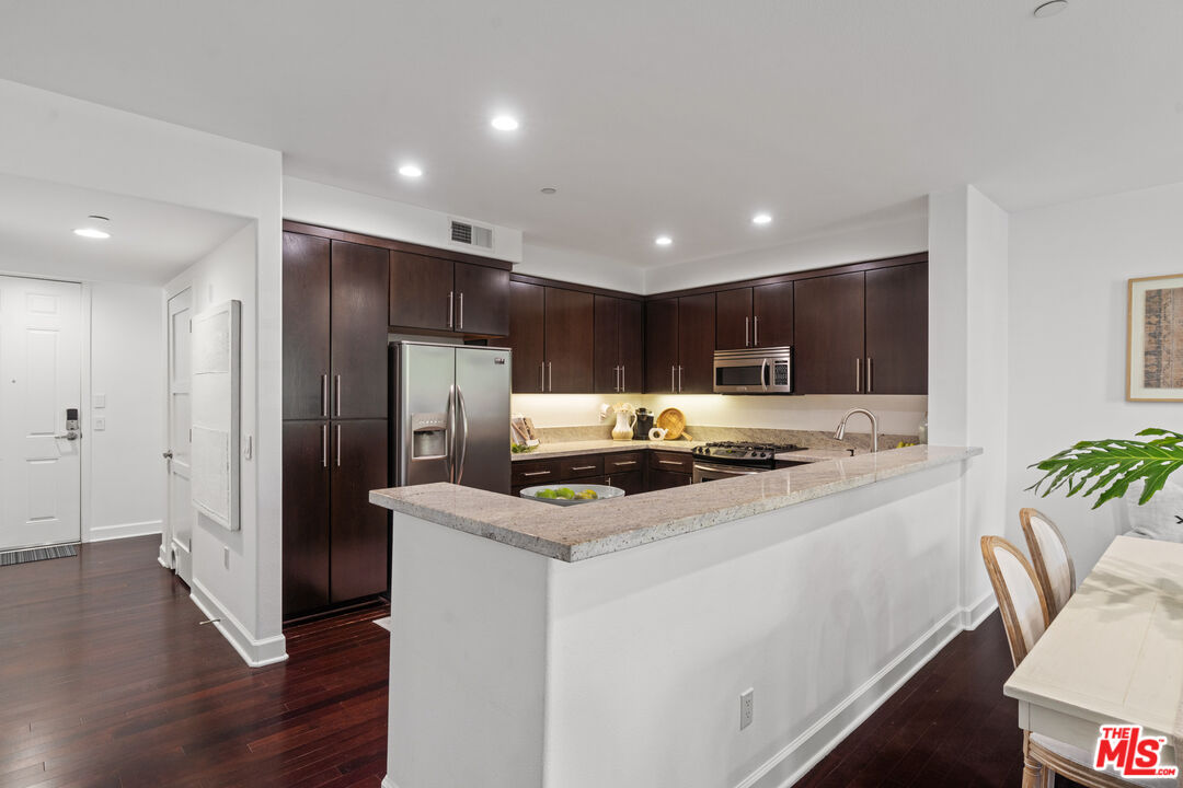 10878 Bloomfield Street, Unit 210 Toluca Lake, CA 91602 - Photo 15 of 52