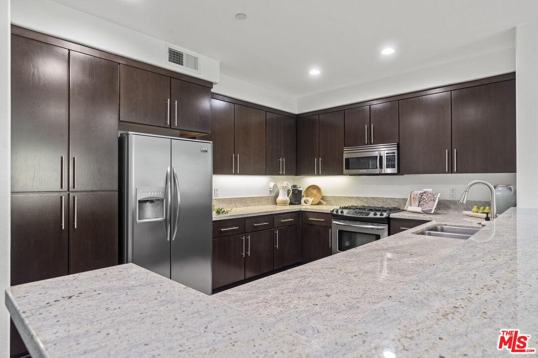 10878 Bloomfield Street, Unit 210 Toluca Lake, CA 91602 - Photo 16 of 52