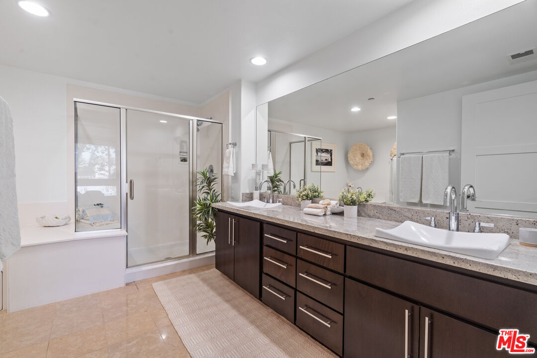 10878 Bloomfield Street, Unit 210 Toluca Lake, CA 91602 - Photo 26 of 52