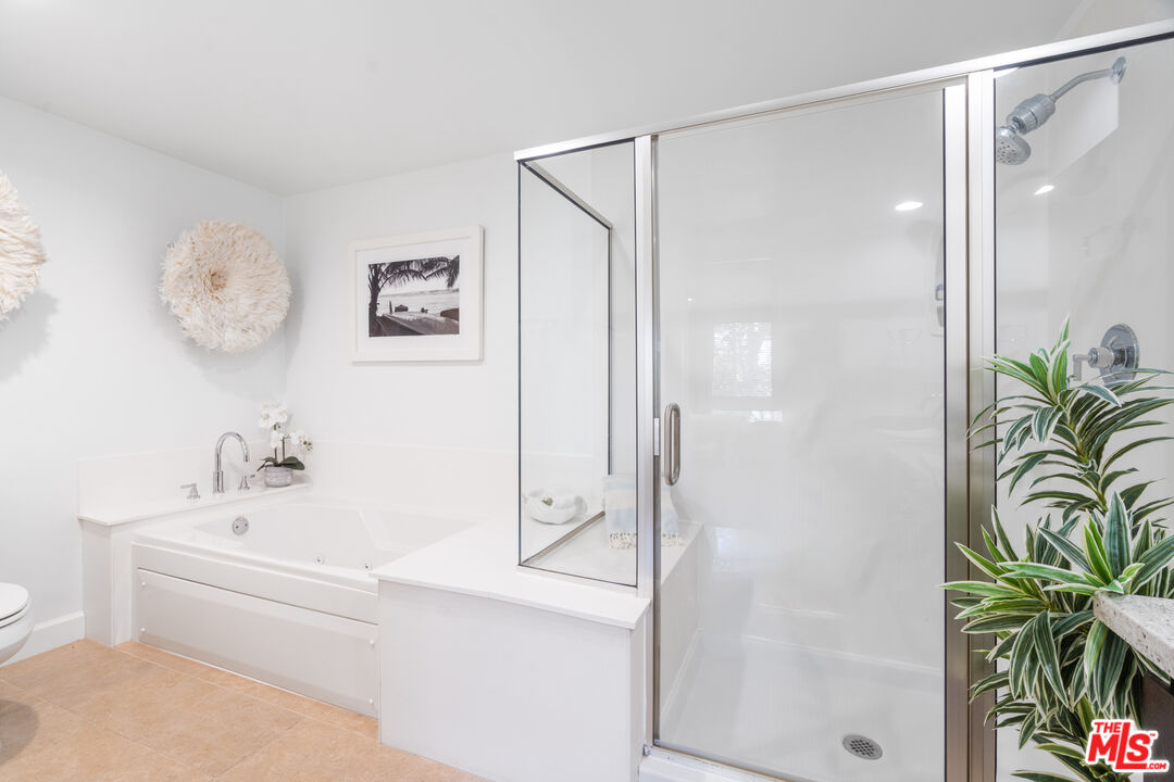 10878 Bloomfield Street, Unit 210 Toluca Lake, CA 91602 - Photo 27 of 52