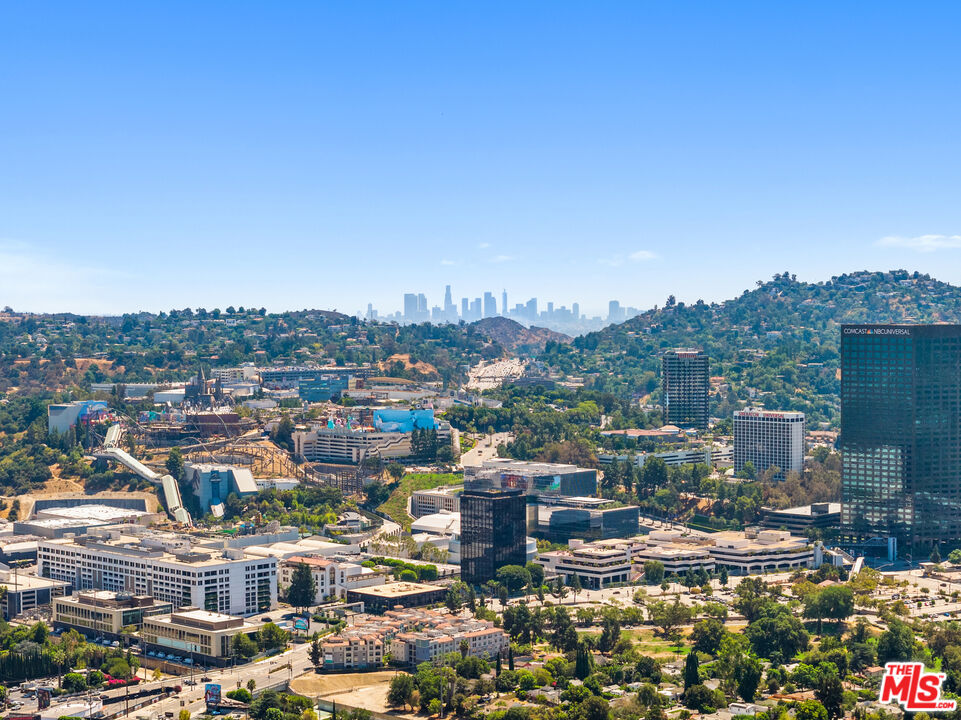 10878 Bloomfield Street, Unit 210 Toluca Lake, CA 91602 - Photo 37 of 52