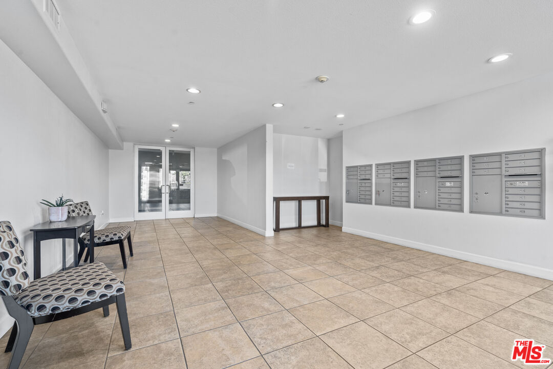 10878 Bloomfield Street, Unit 210 Toluca Lake, CA 91602 - Photo 40 of 52