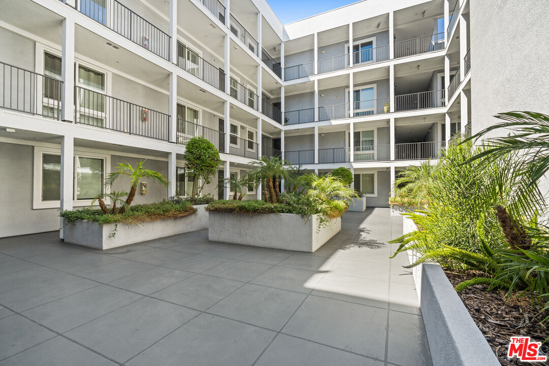 10878 Bloomfield Street, Unit 210 Toluca Lake, CA 91602 - Photo 47 of 52