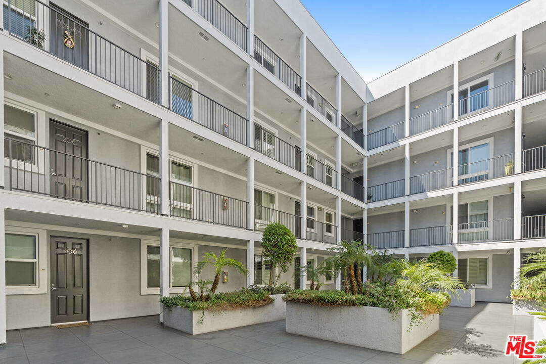 10878 Bloomfield Street, Unit 210 Toluca Lake, CA 91602 - Photo 48 of 52