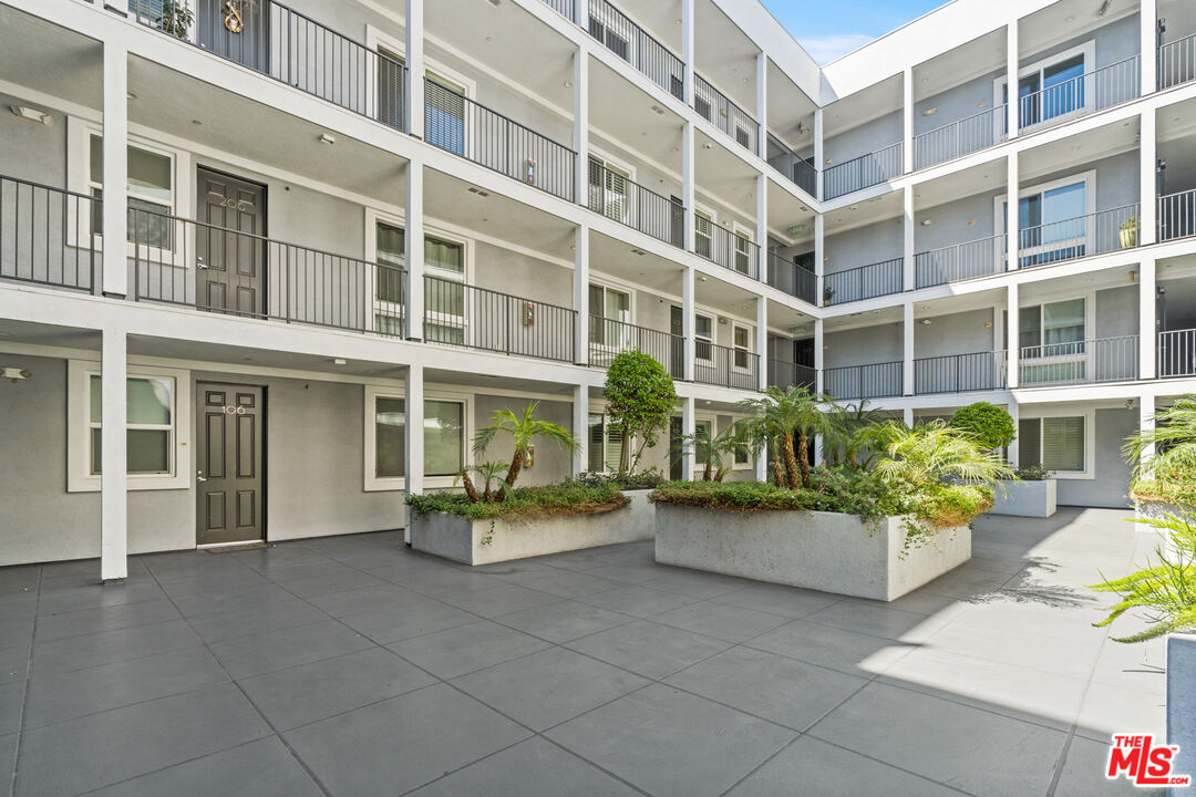 10878 Bloomfield Street, Unit 210 Toluca Lake, CA 91602 - Photo 49 of 52