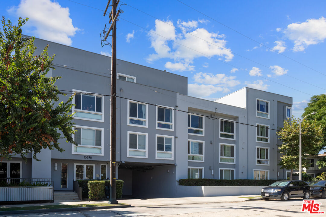 10878 Bloomfield Street, Unit 210 Toluca Lake, CA 91602 - Photo 5 of 52