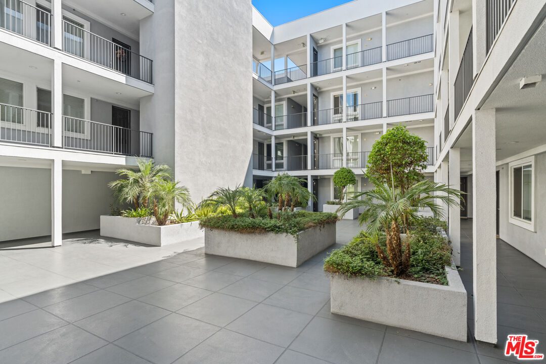 10878 Bloomfield Street, Unit 210 Toluca Lake, CA 91602 - Photo 51 of 52