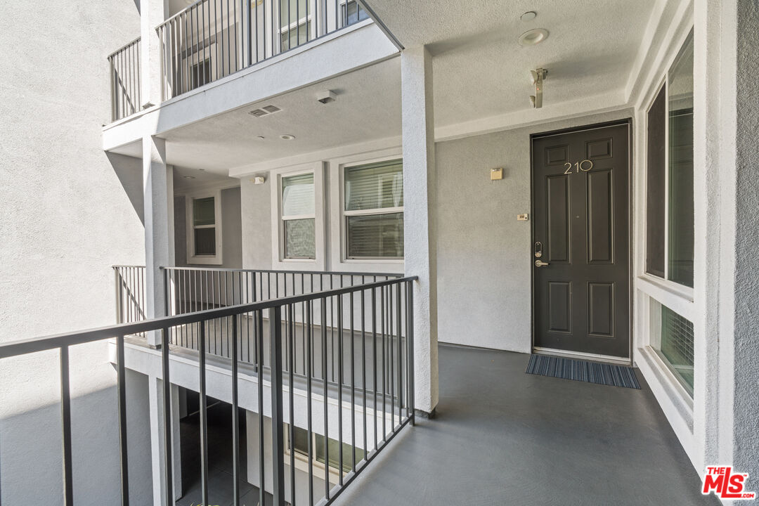 10878 Bloomfield Street, Unit 210 Toluca Lake, CA 91602 - Photo 6 of 52