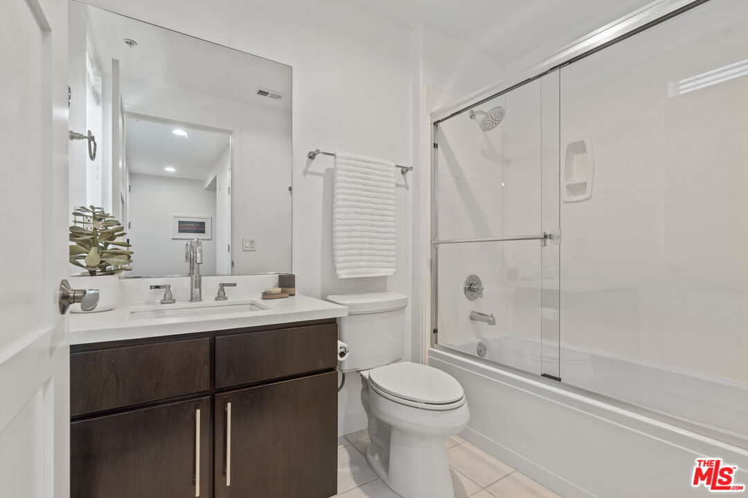 10878 Bloomfield Street, Unit 210 Toluca Lake, CA 91602 - Photo 8 of 52