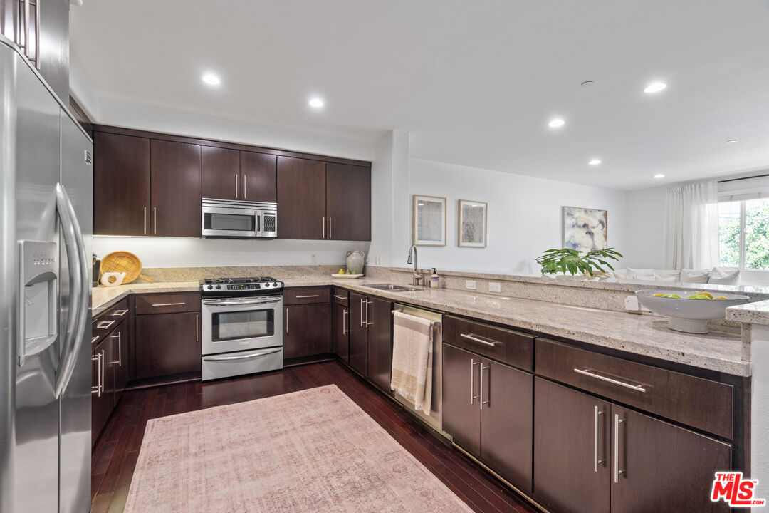 10878 Bloomfield Street, Unit 210 Toluca Lake, CA 91602 - Photo 10 of 52