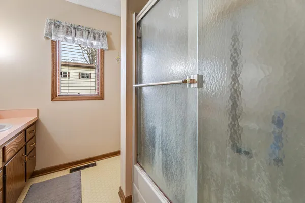 $183,999 | 912 2nd Street Northwest, Waseca, MN 56093