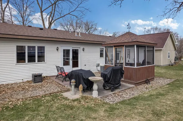 $183,999 | 912 2nd Street Northwest, Waseca, MN 56093
