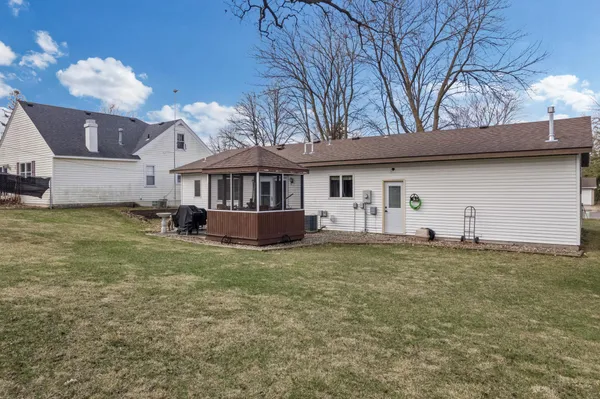 $183,999 | 912 2nd Street Northwest, Waseca, MN 56093