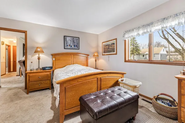 $183,999 | 912 2nd Street Northwest, Waseca, MN 56093