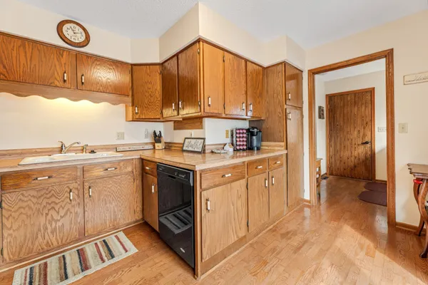 $183,999 | 912 2nd Street Northwest, Waseca, MN 56093