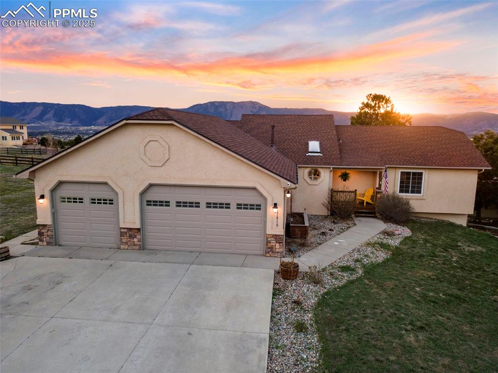 a view of a house with a yard